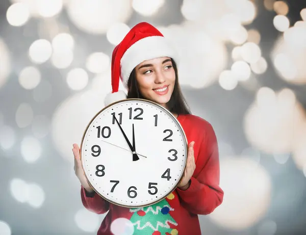 Contagem Regressiva Ano Novo Mulher Feliz Santa Chapéu Segurando Relógio — Fotografia de Stock