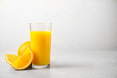 Işık masasında taze yapılmış portakal suyu. Metin için boşluk
