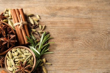 Düz kompozisyon ve ahşap masanın üzerinde sıcak şarap malzemeleri vardı. Metin için boşluk