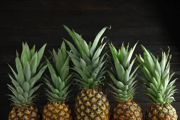 Frescas Piñas Jugosas Maduras Sobre Fondo Madera Oscura — Foto de Stock