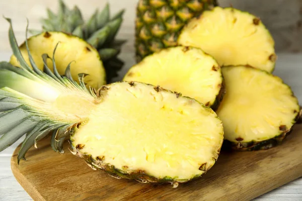 Tranches Ananas Frais Sur Planche Bois Gros Plan — Photo