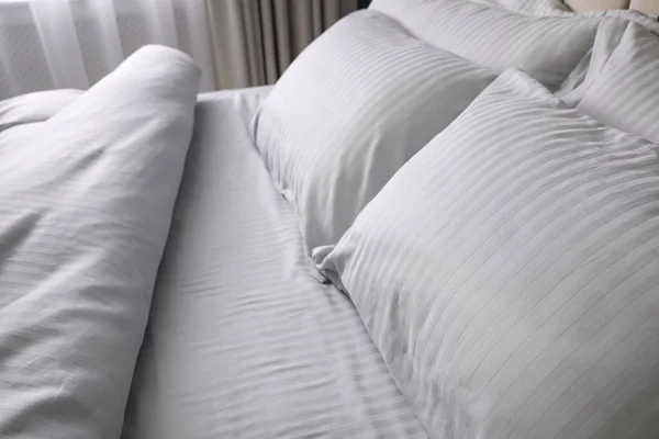 Удобная Кровать Мягким Одеялом Подушками Помещении Крупным Планом — стоковое фото