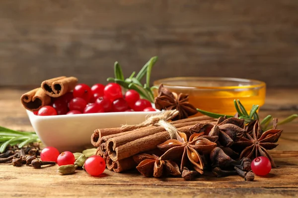 Samenstelling Met Glühwein Ingrediënten Houten Tafel — Stockfoto