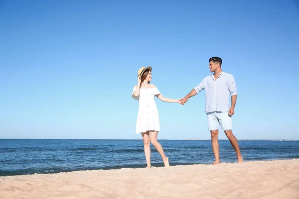 Härligt Par Som Går Stranden Plats För Text — Stockfoto