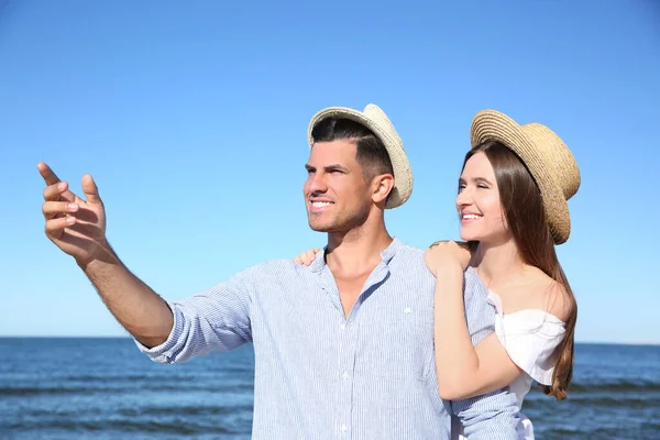 Schönes Paar Mit Hüten Zusammen Strand — Stockfoto