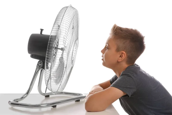 Menino Desfrutando Fluxo Ventilador Fundo Branco Calor Verão — Fotografia de Stock