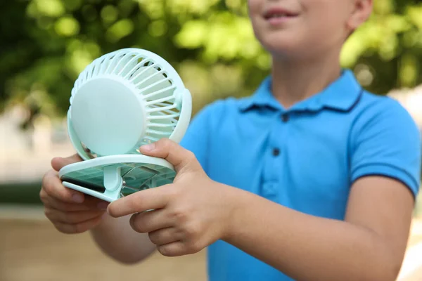 Ragazzino Con Ventilatore Portatile All Aperto Primo Piano Calore Estivo — Foto Stock