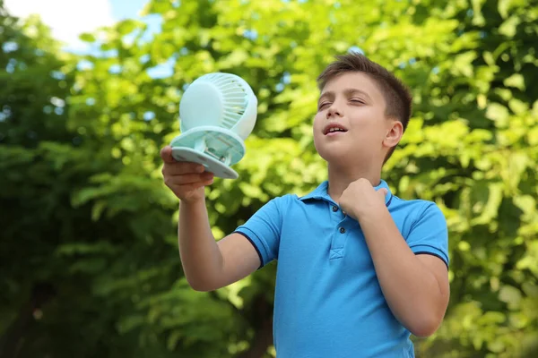 Chlapec Užívá Proudění Vzduchu Přenosného Ventilátoru Venku Letní Teplo — Stock fotografie