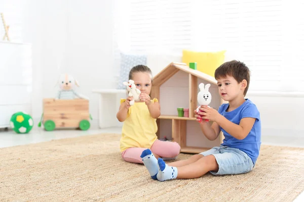 Lindos Niños Pequeños Jugando Con Juguetes Cerca Casa Madera Suelo — Foto de Stock