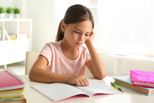 Triste Niña Haciendo Tarea Mesa Interior — Foto de Stock