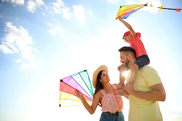 Gelukkige Ouders Hun Kind Spelen Met Vliegers Zonnige Dag Tijd — Stockfoto