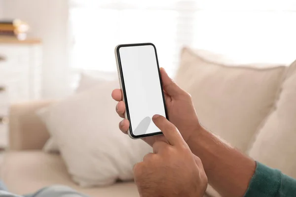 Homem Usando Telefone Celular Com Tela Vazia Dentro Casa Close — Fotografia de Stock