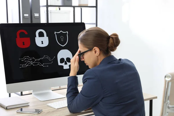 Office Worker Front Computer Warning Virus Attack Screen — Stock Photo, Image