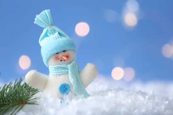 Cute Bałwan Zabawki Gałąź Jodły Śniegu Niewyraźne Tło Miejsce Tekst — Zdjęcie stockowe