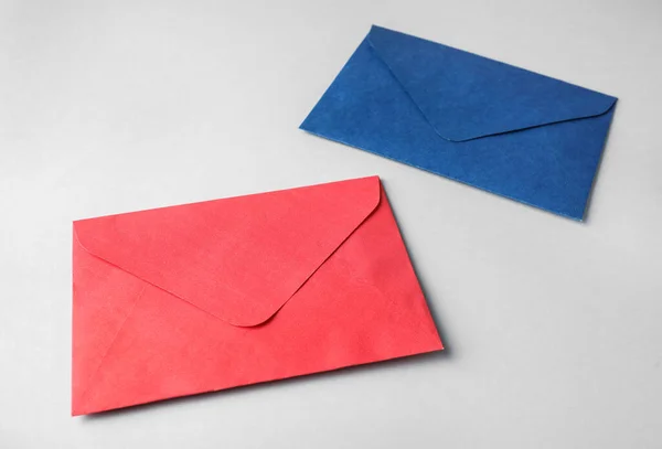 Açık Arkaplanda Renkli Zarflar Posta Servisi — Stok fotoğraf