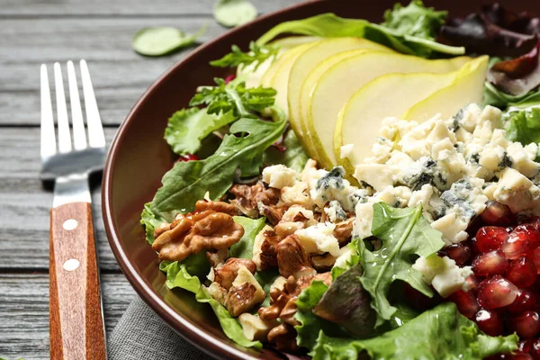 Lekkere Salade Met Peren Plakjes Vork Zwarte Houten Tafel Close — Stockfoto