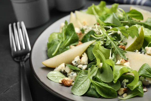 Lekkere Salade Met Peren Plakjes Vork Zwarte Tafel Close — Stockfoto