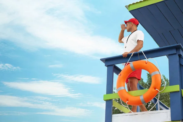 Male Lifeguard Watch Tower Blue Sky — Stock Photo, Image