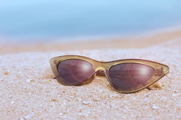 Stylowe Okulary Przeciwsłoneczne Piaszczystej Plaży Pobliżu Morza — Zdjęcie stockowe