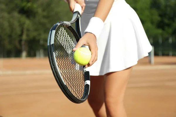 Sportovní Žena Připravuje Podání Tenisový Míček Kurtu Detailní Záběr — Stock fotografie