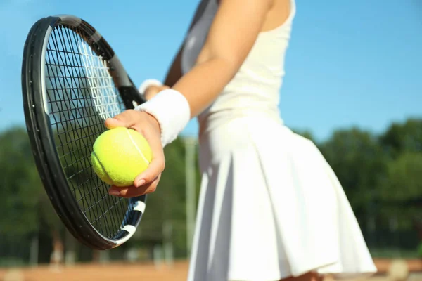Спортсменка Готовится Подавать Теннисный Мяч Корте Крупным Планом — стоковое фото