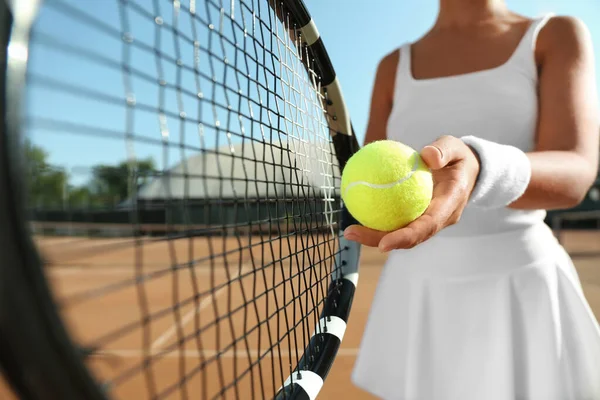 Deportiva Preparándose Para Servir Pelota Tenis Cancha Primer Plano — Foto de Stock