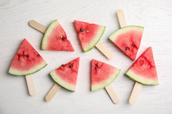 Watermeloen Plakjes Met Houten Stokjes Witte Ondergrond Plat Gelegd — Stockfoto