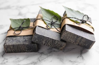 Beyaz mermer masada doğal katran sabunu, yakın plan.