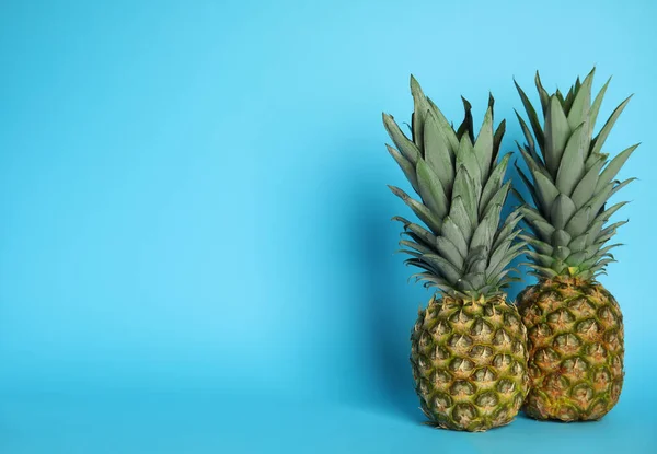 Maturare Succosi Ananas Sfondo Azzurro Spazio Testo — Foto Stock