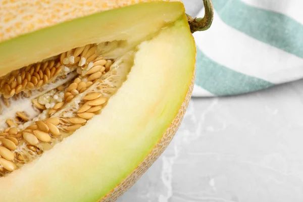 Délicieux Melon Mûr Tranché Sur Table Marbre Gris Gros Plan Photo De Stock