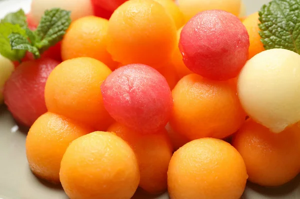 Melonen Und Wassermelonenbällchen Mit Minze Auf Teller Nahaufnahme — Stockfoto