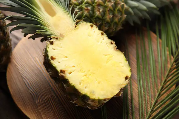 Helft Van Ananas Houten Plank Close — Stockfoto