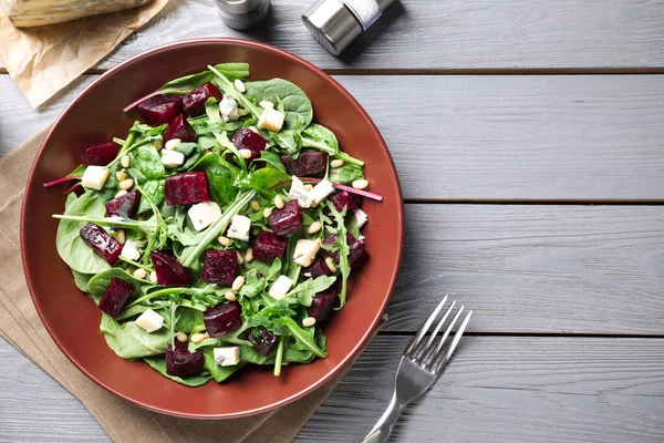 Deliziosa Insalata Barbabietole Fresca Sul Tavolo Legno Grigio Posa Piatta — Foto Stock