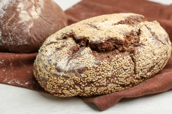 Lekker Vers Gebakken Brood Witte Houten Tafel Close — Stockfoto