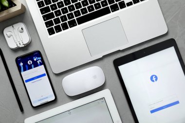 MYKOLAIV, UKRAINE - 27 Ağustos 2020: Gri masa üzerinde iPhone 11, MacBook laptop ve iPad tabletleri ile düz kompozisyon
