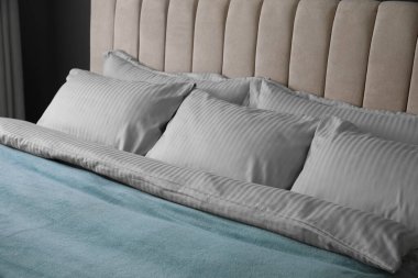 Yumuşak battaniyeli rahat yatak ve kapalı yastıklar, yakın çekim