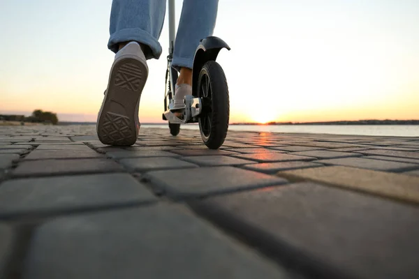 女子骑现代踢踏车沿街走 特写镜头 — 图库照片