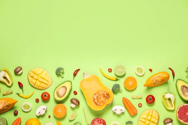 Composição Plana Com Frutas Legumes Orgânicos Frescos Fundo Verde Claro — Fotografia de Stock