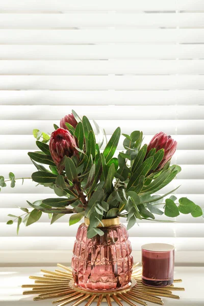 Vas Dengan Karangan Bunga Protea Yang Indah Dalam Ruangan — Stok Foto