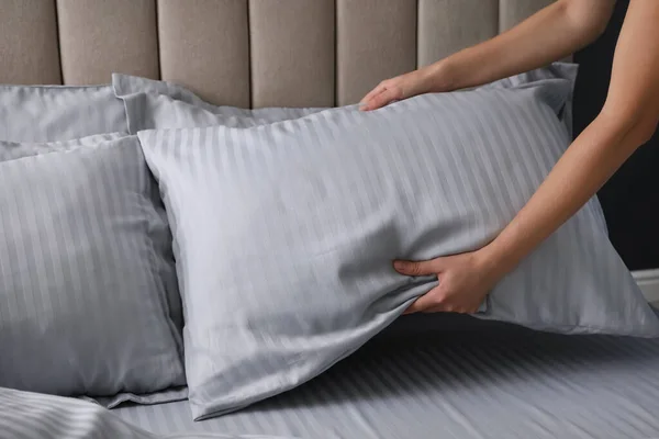 Wanita Meletakkan Bantal Lembut Tempat Tidur Closeup — Stok Foto