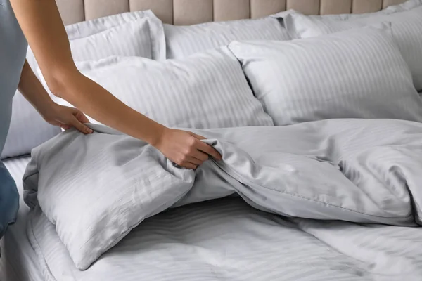 Frau Legt Weiche Decke Auf Bett Mit Kissen Nahaufnahme — Stockfoto