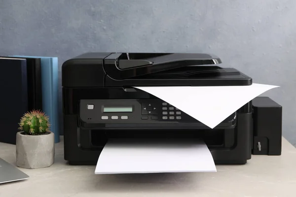 工作场所灰色桌子上的新型现代打印机 — 图库照片