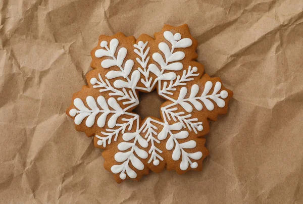 Floco Neve Natal Forma Biscoito Gengibre Pergaminho Amassado Vista Superior — Fotografia de Stock