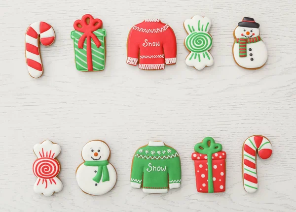 Verschillende Kerst Peperkoek Koekjes Witte Houten Tafel Plat Gelegd Ruimte — Stockfoto