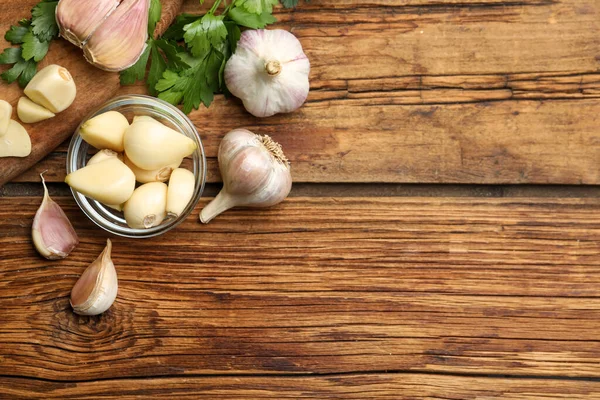 Flat Lay Composition Fresh Garlic Bulbs Cloves Wooden Table Space — Stock Photo, Image