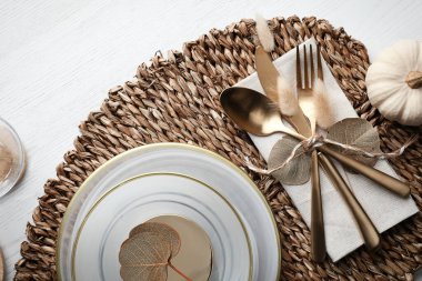 Beyaz ahşap zemin üzerinde balkabağı ile sonbahar masa ayarı, düz yatıyordu