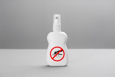 Gri arkaplanda bir şişe böcek kovucu