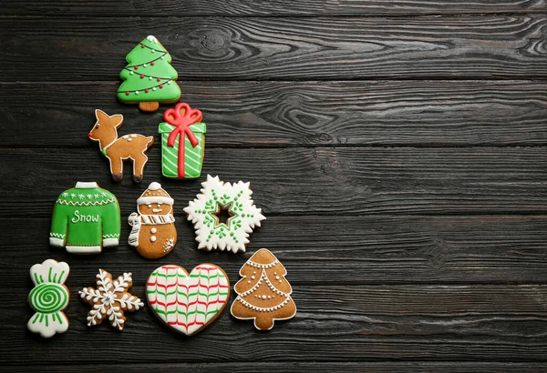 Forma Árvore Natal Feita Deliciosos Biscoitos Gengibre Mesa Madeira Preta — Fotografia de Stock