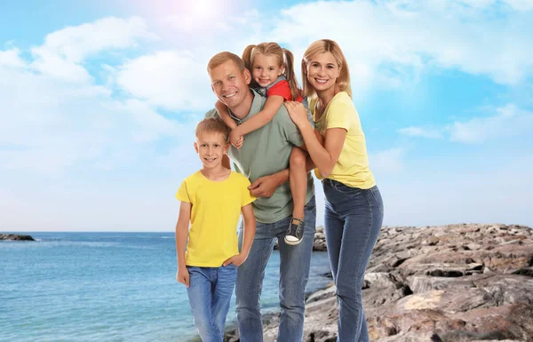 Gelukkige Familie Rotsachtig Strand Buurt Van Zee Zomervakantie — Stockfoto