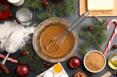 Geleneksel Noel pastası malzemeleriyle bezenmiş düz bir beste.